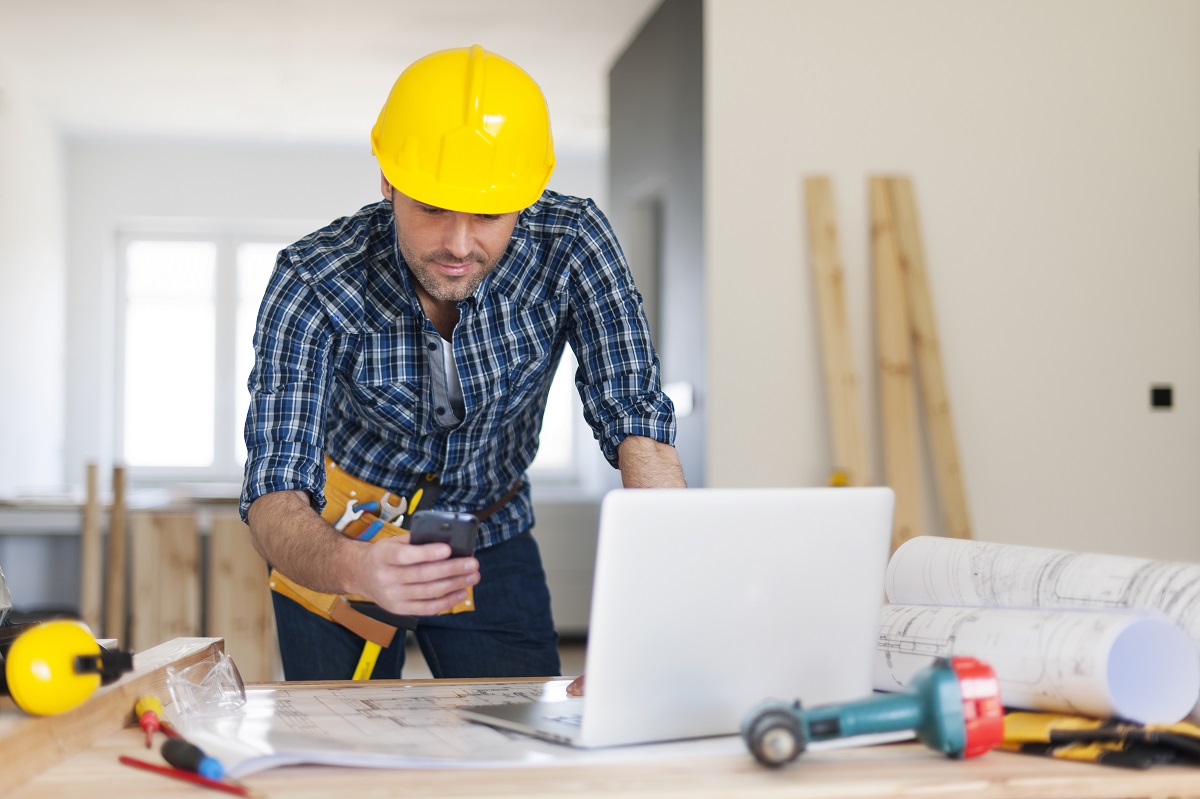 Senior construction manager coordinating on live commercial job site